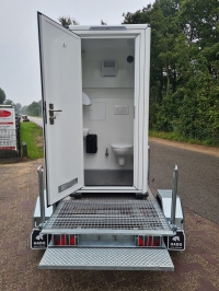 Toiletunit op afvoer en aanhanger